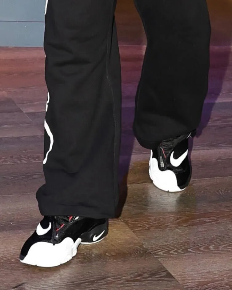 Air Zoom Flight 98 Black and white outsole detail on feet