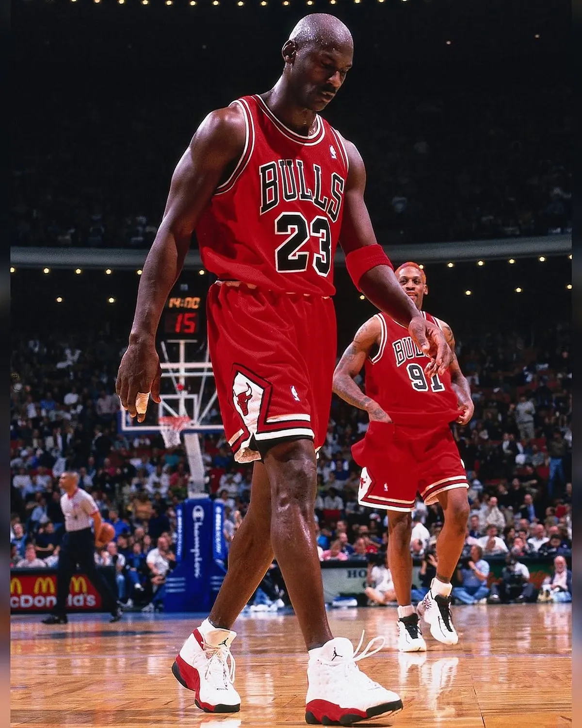 Michael Jordan wearing jordan 13 chicago true red in his final championship season