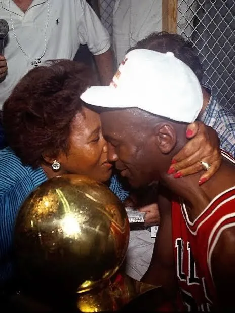 MJ with his mother, Deloris Jordan in the 1th Chicago Bull NBA's Cup