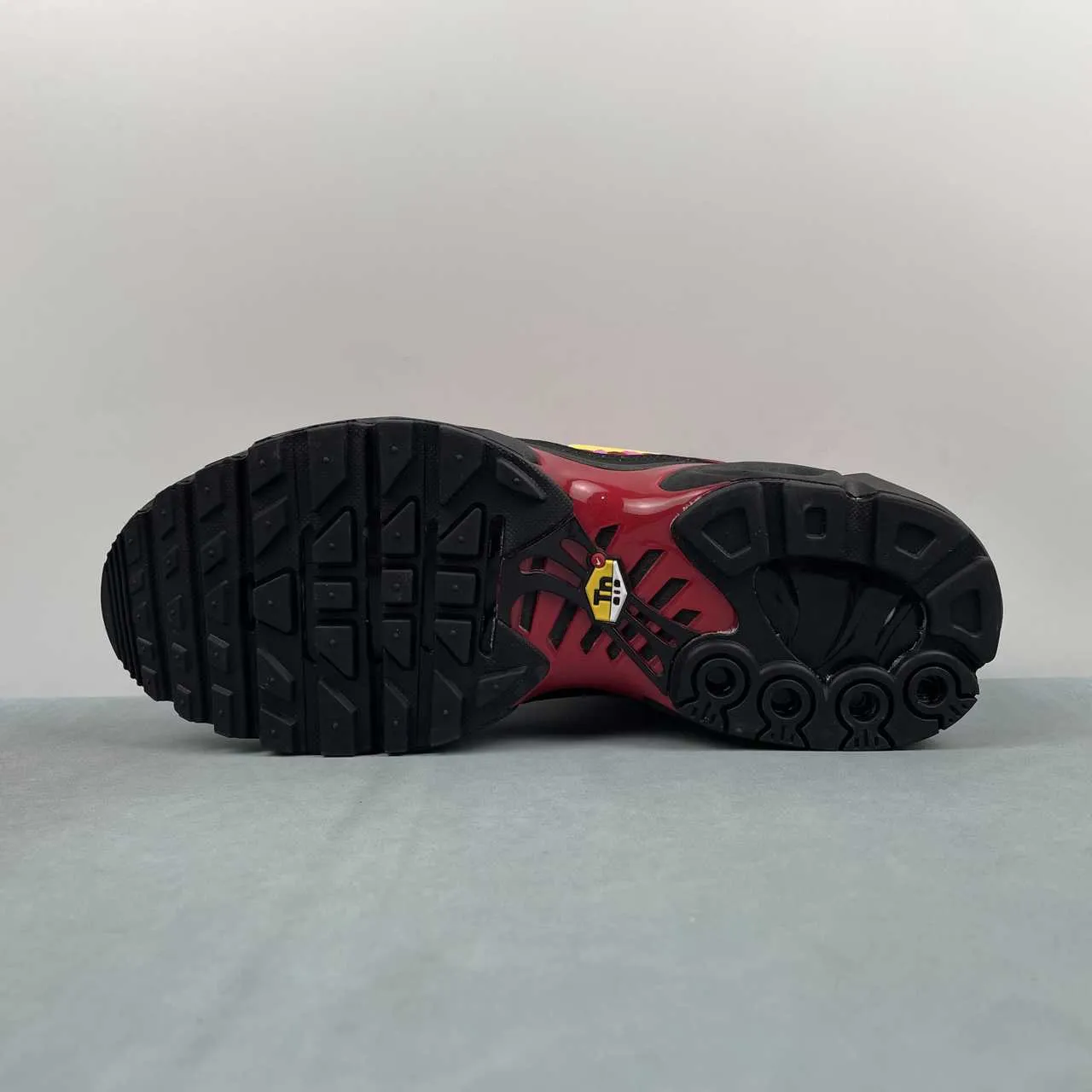 NK x SUP AM Plus TN University Red Shoes Sneakers - nk0005400 - Image 5